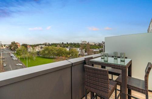 Parnell Apartment | Modern 2BR Penthouse for Families by Zodiak Stays