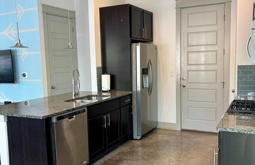 East Cesar Chavez House | Modern 3/2 Home in East Austin - Walk Downtown/Rainey St! Great for groups!