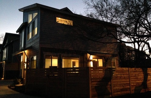 East Cesar Chavez House | Modern 3/2 Home in East Austin - Walk Downtown/Rainey St! Great for groups!