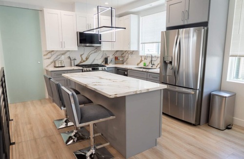 NoHo Arts District House | MODERN 3-4 BEDROOM TOWNHOME BUILT IN 2023 WITH OFFICE, BONUS ROOM, 2-CAR GARAGE WITH EV CHARGER & 2 BALCONIES (p63)