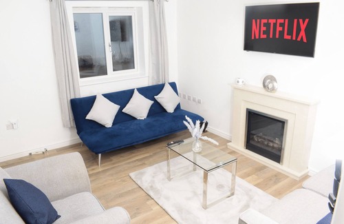 Wolverhampton House | Modern 3 Bed 2 Bath House