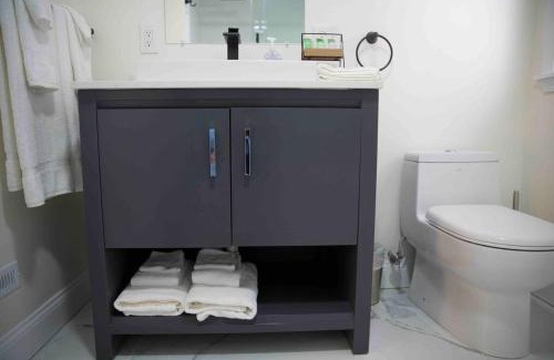 Federal Hill Apartment | Modern 3 bed close to downtown- parking available