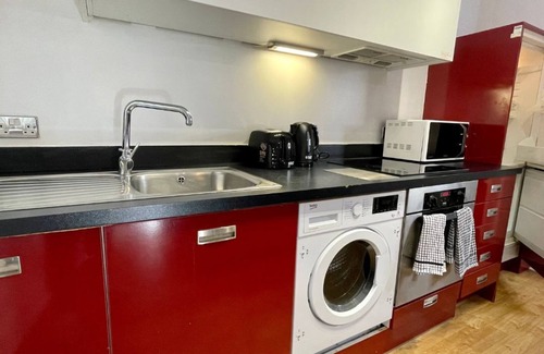 The Westside Apartment | Modern 3-Bed Flat in City Centre, Sleeps 8