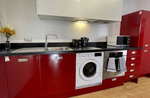 The Westside Apartment | Modern 3-Bed Flat in City Centre, Sleeps 8