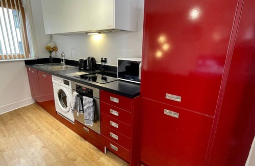 The Westside Apartment | Modern 3-Bed Flat in City Centre, Sleeps 8