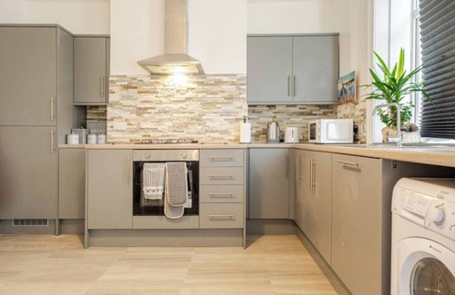 Meltham House | Modern 3-Bed Getaway | Family-Friendly | Close to Peak District