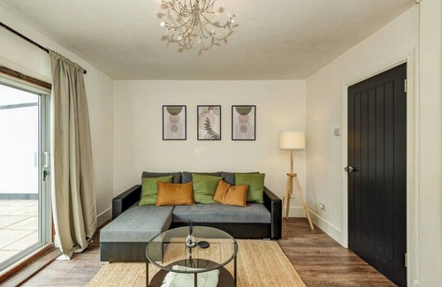Gosport Apartment | Modern 3-Bed Home | Sleeps 7 | 10 Mins to Beach