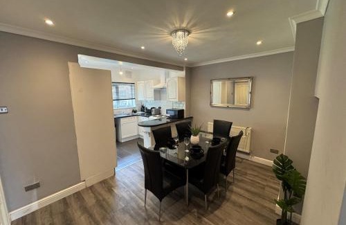Wolverhampton House | Modern 3-Bed Home with Parking & Garden Wolverhampton