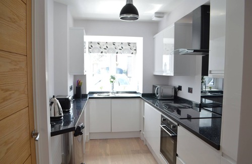Newquay City Centre House | Modern 3-Bed Townhouse, Newquay, Sleeps 6, Beach 300m, 5 min walk to town centre