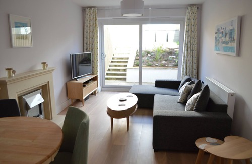 Newquay City Centre House | Modern 3-Bed Townhouse, Newquay, Sleeps 6, Beach 300m, 5 min walk to town centre