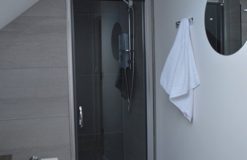 Newquay City Centre House | Modern 3-Bed Townhouse, Newquay, Sleeps 6, Beach 300m, 5 min walk to town centre