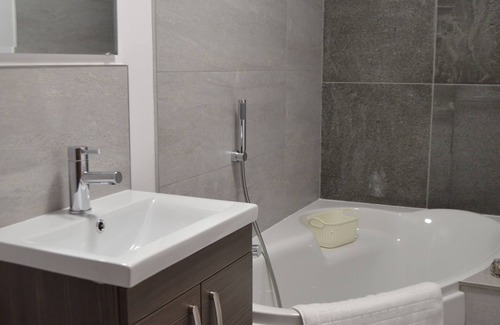 Newquay City Centre House | Modern 3-Bed Townhouse, Newquay, Sleeps 6, Beach 300m, 5 min walk to town centre