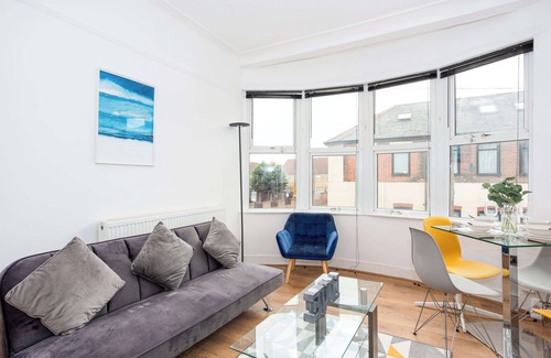Southend-on-Sea House | Modern 3 Bedroom Home with Parking in Southend