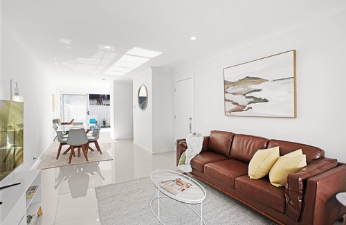 Warilla House | Modern 3 bedroom townhouse 750m to the beach and foreshore in Lake Illawarra