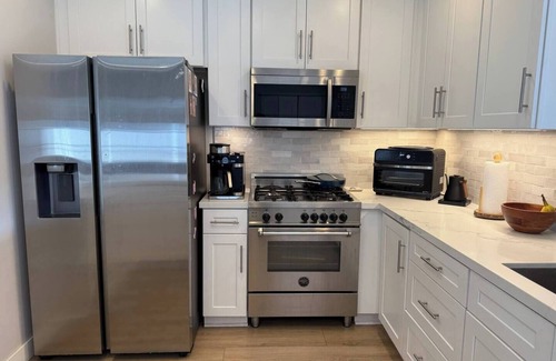 Torrance House | Modern 3 bedroom + ADU, jacuzzi, backyard, office