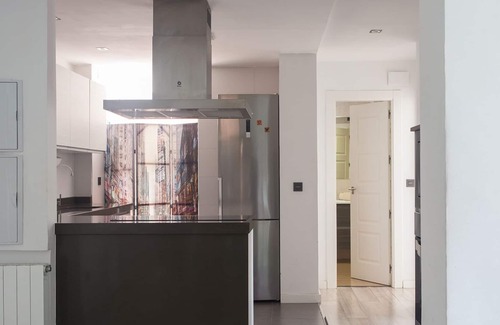 Genil Apartment | Modern 3 Bedroom Apartment! Great Location!