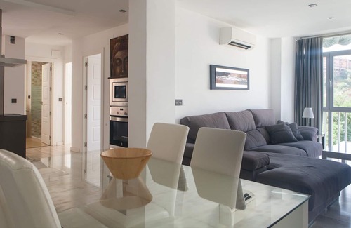Genil Apartment | Modern 3 Bedroom Apartment! Great Location!