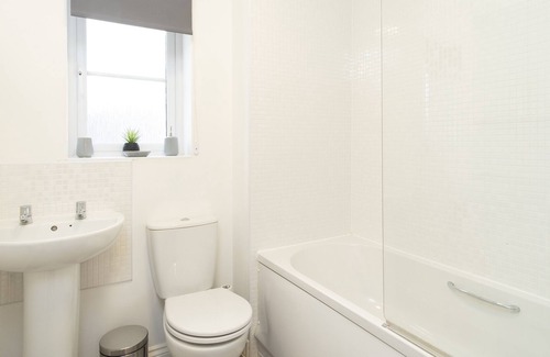Oakengates House | Modern 3 bedroom family property, close to attractions and amenities.