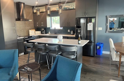 Okanagan-Similkameen House | Modern 3 bedroom luxury retreat! Wine bar, upper deck, lower patio!