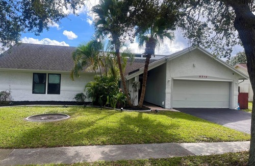 Lauderhill House | Modern 3-bedroom pool home with WiFi and AC 2 full bathroom in Lauderhill.