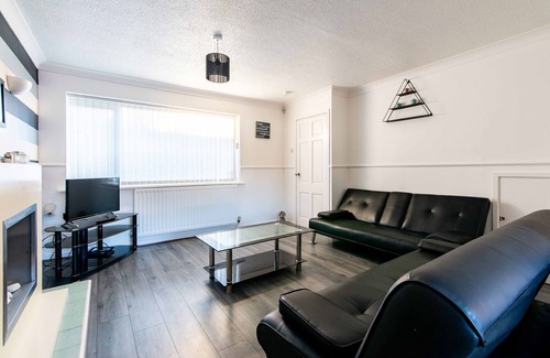 Newcastle-upon-Tyne House | Modern 3-BR House | Quiet Blakelaw | Easy Access