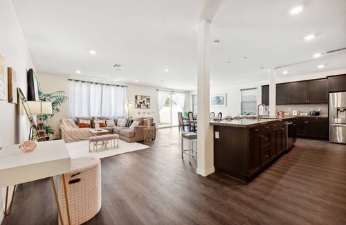 Sun City House | Modern 3000 sqft 5BR/3.5BTH, Gated Yard, Garage