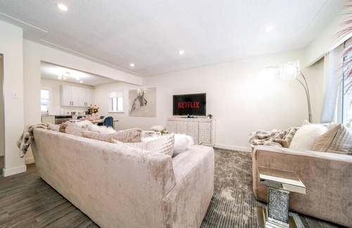 Northwest Edmonton House | ☆Modern 3BDRM Home☆King Bed★Central🗲Wifi✔Clean!