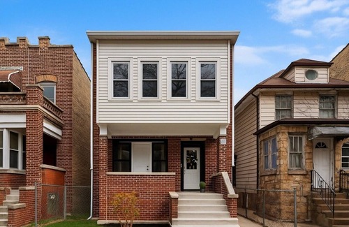 East Albany Park Apartment | Modern 3BR/2BA Retreat with Deck, Grill, and 2GB Speed WiFi in Chicago!
