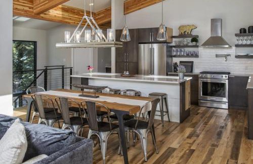 Blue River House | Modern 3BR Chalet with Hot Tub and Mt Quandary Views