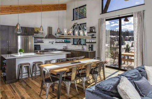 Blue River House | Modern 3BR Chalet with Hot Tub and Mt Quandary Views