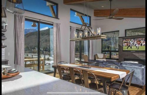 Blue River House | Modern 3BR Chalet with Hot Tub and Mt Quandary Views