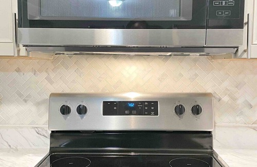 Decatur House | Modern 3BR Family Retreat Fire Pit Pet Friendly