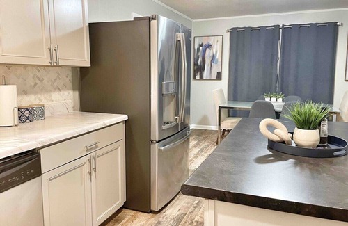 Decatur House | Modern 3BR Family Retreat Fire Pit Pet Friendly
