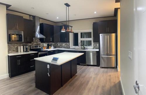 Saskatoon Downtown Apartment | Modern 3BR Home by RUH & U of S