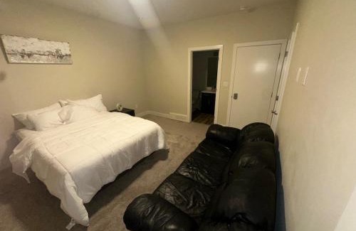 Saskatoon Downtown Apartment | Modern 3BR Home by RUH & U of S