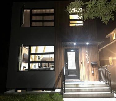 Saskatoon Downtown Apartment | Modern 3BR Home by RUH & U of S