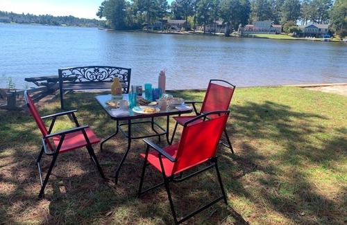 Olivia House | Modern 3br Lake front home