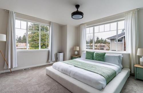 Edmonds Apartment | Modern 3BR Retreat in Edmonds - Pets Welcome!