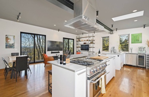 North Beacon Hill House | Modern 3BR Retreat w/Rooftop Hot Tub, Firepit & City Views