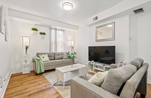 Pittsburgh Apartment | Modern 4 BDRM 2 bath Apt Baby & Fur Baby Friendly