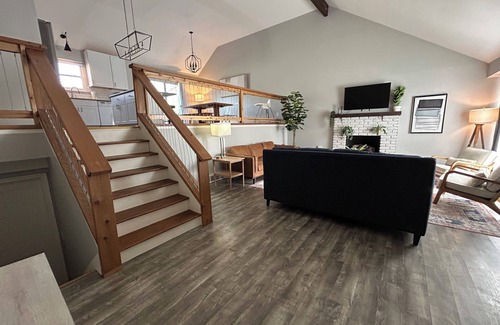 South Kansas City House | Modern 4-BDRM Home PLUS APT 30-Day-Stylish Decor