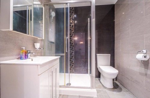 Hillingdon House | Modern 4 Bed Hayes Home (Free Parking)