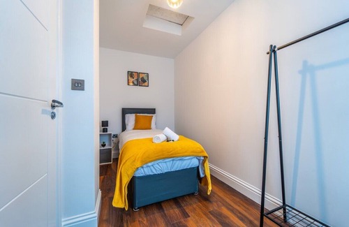 Hillingdon House | Modern 4 Bed Hayes Home (Free Parking)