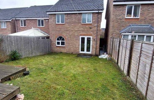 Walsall House | Modern 4 Bed House For Contractors & FamiliesnFree parking, M6, local amenities