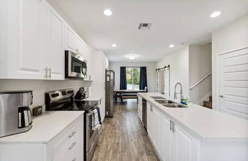 Kissimmee House | Modern 4 bedroom, Close to Disney, Pool, Game Room, Sleeps 11