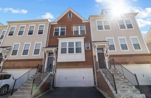 Hanover House | Modern 4-Story Townhome/Great Location