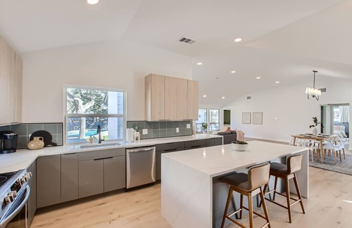 Village Oaks House | Modern 4bd w/Pool, Outside dining, Gourmet kitchen