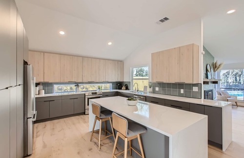 Village Oaks House | Modern 4bd w/Pool, Outside dining, Gourmet kitchen