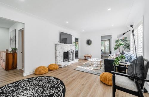 Streetsville House | Modern 4BR Bungalow by LAKE in Prestigious Port Credit, Mississauga