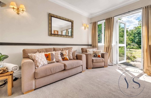 Marston Green Apartment | Modern 4BR House, Parking, NEC, Birmingham Airport